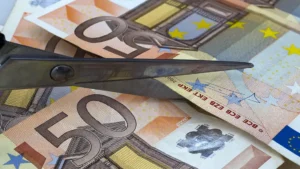 Δέκα χρόνια μετά εξακολουθεί να «κόβει» συντάξεις – Μειώσεις ακόμη και στα παιδιά μας!!